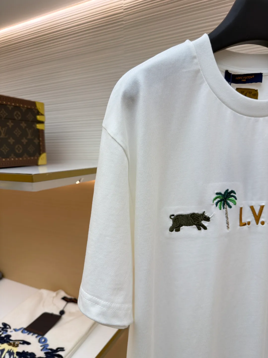 LOUIS VUITTON animal embroidery short-sleeved T-shirt ●Original version: Purchased and developed at 9350 ●Item number: 1682215-A05 ●Fabric: cotton fabric ●Technology: embroidery production ●Color: white ●Version: fitted version ●Weight: about 260 grams ●Size: XS-S-M-L ●Description: This embroidered short-sleeved T-shirt is made of high-end clothing technology. The fabric is made of 260g heavy-weight mercerized cotton. It has been treated with liquid ammonia mercerization to give the cotton a delicate luster. It is also anti-wrinkle and breathable, and its skin-friendliness and drape are greatly improved. The theme pattern on the chest adopts embroidery technology that combines Su embroidery flat stitch and seed embroidery. The animal and plant patterns show three-dimensional texture through different stitching methods. The letters are filled in with embroidery technology. The stitch density reaches 8 stitches per centimeter. The colors are full and the lines are neat. The embroidery edges are overlocked to avoid fuzzing. The neckline is reinforced with three needles and is paired with high-density rib fabric to keep it from loosening after long-term wear. The side seams of the body are seamlessly heat-pressed to reduce friction when worn. The overall style adopts a loose cut with slightly dropped shoulders, combined with three-dimensional cutting technology, which not only ensures wearing comfort, but also modifies the body line. The overall wiring is straight and delicate, the fabric is comfortable and soft, and the color is consistent without color difference. It can be matched with the same style to create a fashionable look and control various occasions. Customized accessories, complete with three standards, same style for men and women!